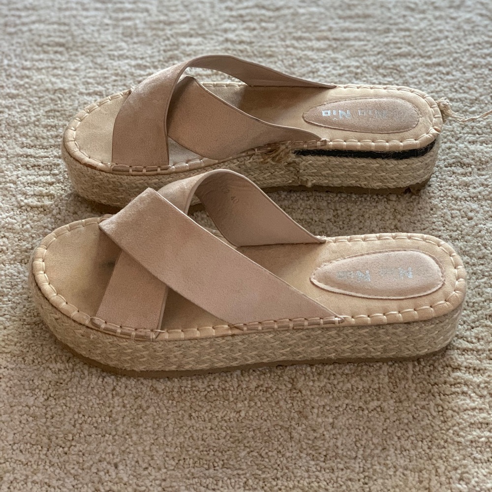 Tan platforms